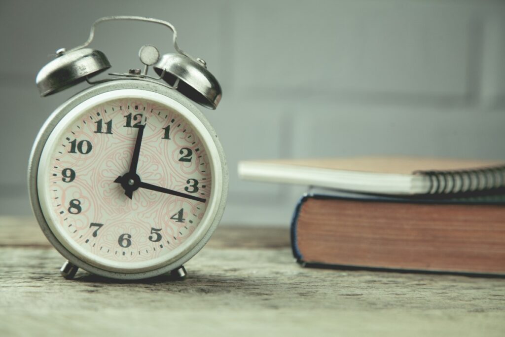 horloge et livres notion de temps nécessaire à la maîtrise d'une langue