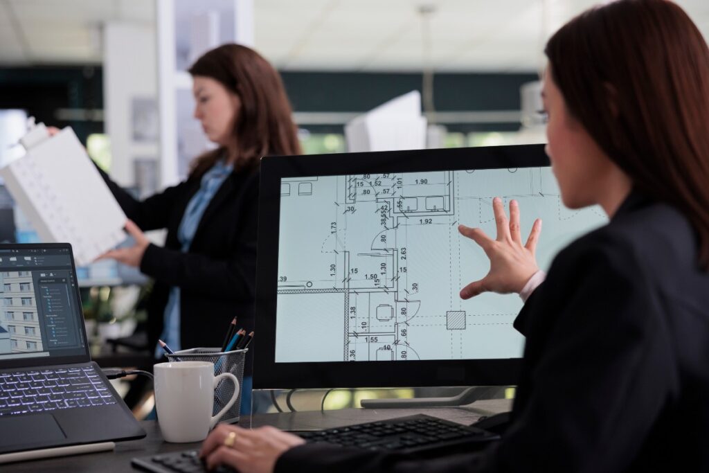 femme dans son bureau travaillant avec un logiciel de conception sur son ordinateur