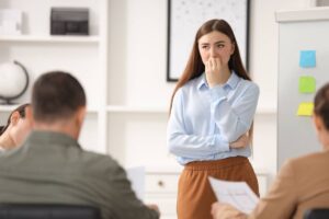 une fille en classe qui a peur de parler une langue étrangère